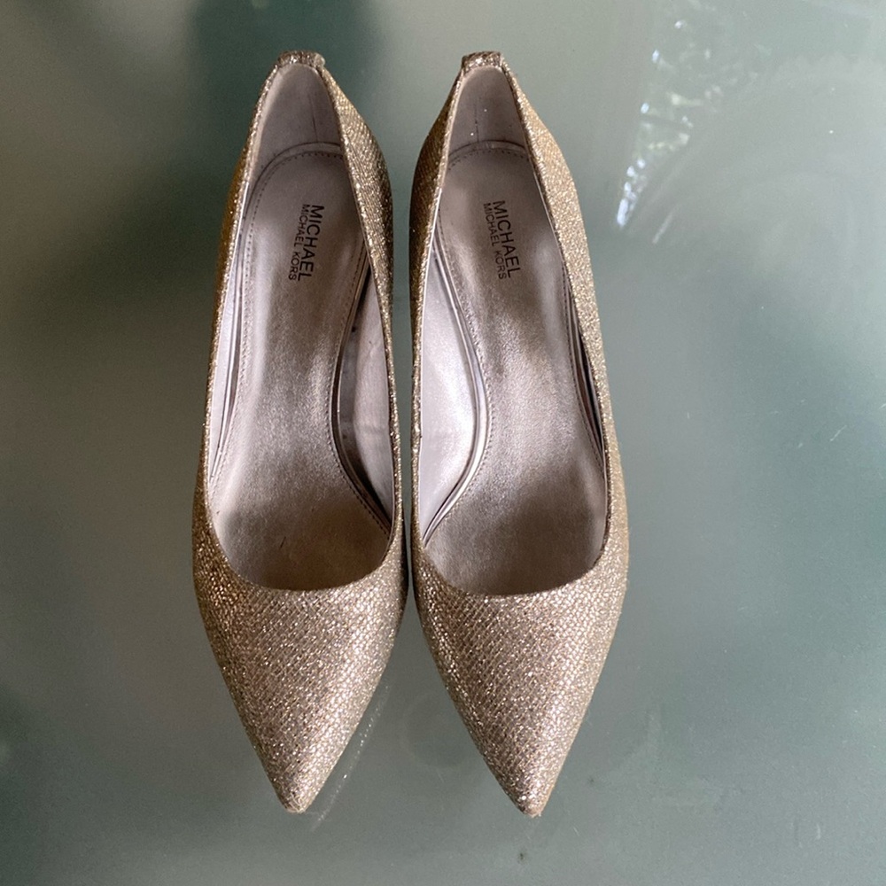 New MICHAEL KORS Flex Silver Lamé Kitten Heel Pump Size 8.5